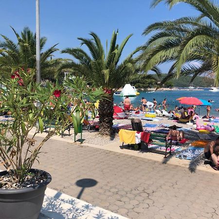 Apartman Ylli Nečujam Esterno foto