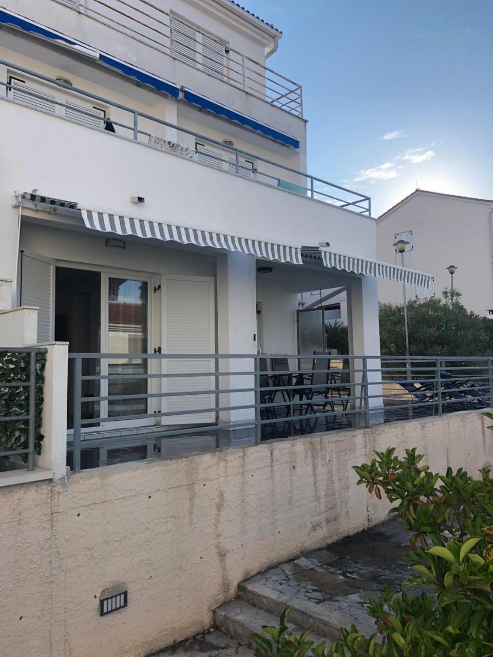 Apartman Ylli Nečujam Esterno foto