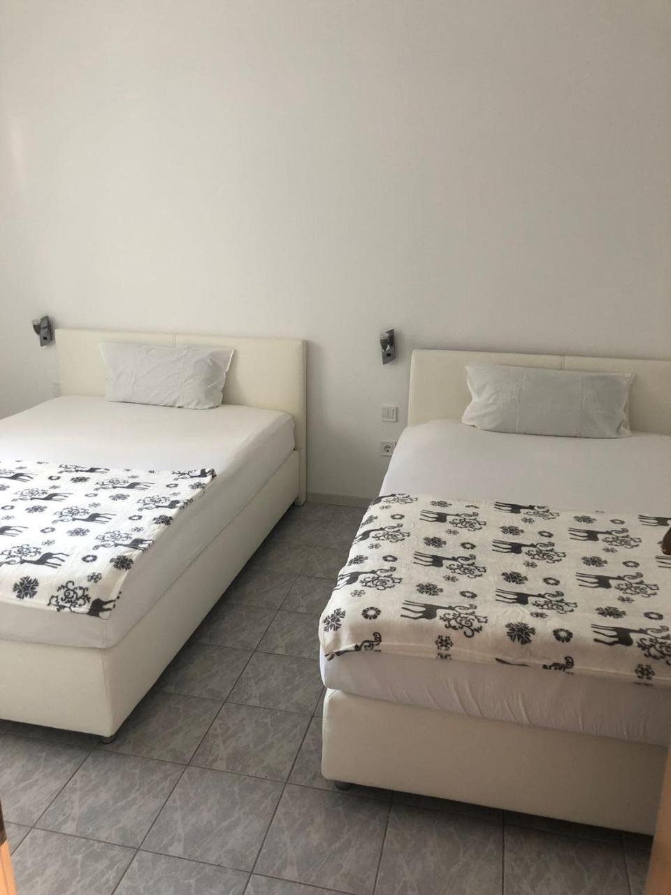 Apartman Ylli Nečujam Esterno foto