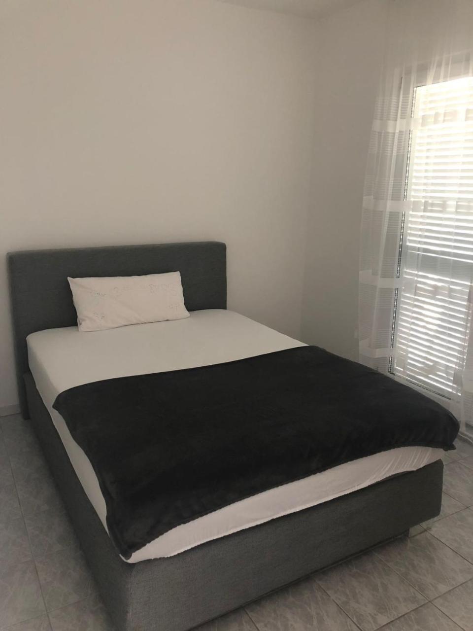 Apartman Ylli Nečujam Esterno foto